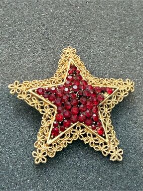Vintage Karu Arke Brooch Red Rhinestone Star Filigree Gold Tone Signed 1 Missing